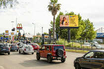 Mall Plaza Tobalaba, direccionada a calle Camilo Henriquez (PANTALLA OUTDOOR MALL)