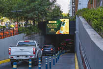 Acceso estacionamiento principal por Padre Hurtado, Acceso norte  (PANTALLA OUTDOOR MALL)