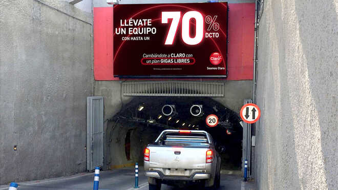 Foto de Acceso estacionamiento principal por Padre Hurtado, acceso sur (PANTALLA OUTDOOR MALL)