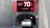 Acceso estacionamiento principal por Padre Hurtado, acceso sur (PANTALLA OUTDOOR MALL)