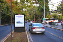 Vitacura 4562 (Frente Museo de la Moda)  bandejón central (cara P-O)